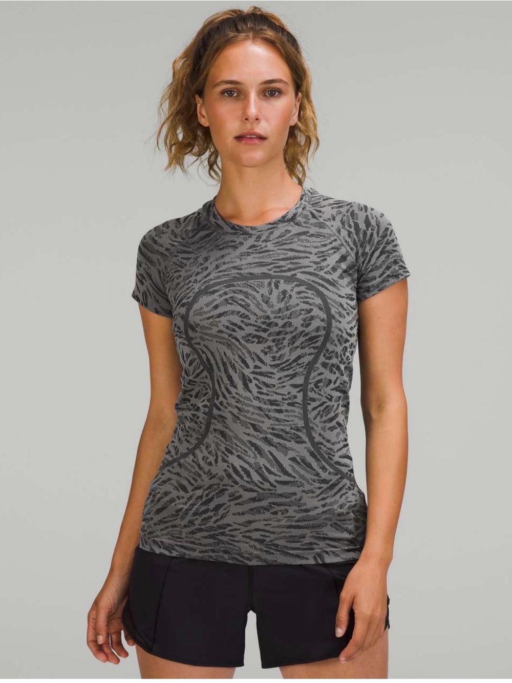 Lululemon Swiftly Tech Short Sleeve shirt 2.0 in Primal Clash. size 2